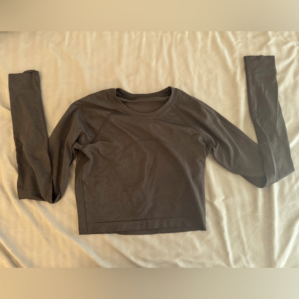 Women’s CROPPED long sleeve swiftly shirt 2.0. Size 6. NWOT